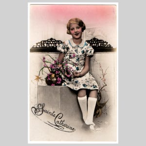 Carte postale vintage française avec photo réelle - Portrait de jeune fille à la mode art déco colorée à la main - Ancienne carte de voeux rppc vers 1935