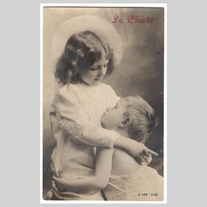 Vintage echte fotokaart - Meisje omhelst jongen liefdadigheid religieus katholiek - Antieke Edwardiaanse rppc-wenskaart 1907