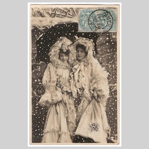 Cartolina natalizia francese d'epoca - Ritratto di una giovane ragazza con cappotto invernale e neve che cade - Antica cartolina d'auguri edoardiana del 1905 circa