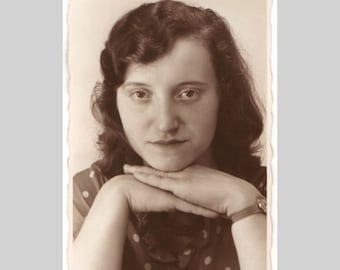 Cartolina fotografica francese antica - Ritratto in studio di giovane donna in seppia - Cartolina fotografica privata vintage circa 1940