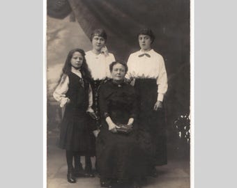 Rppc allemand antique - portrait en studio de famille, fille et femme - carte postale privée vintage avec photo réelle vers 1910