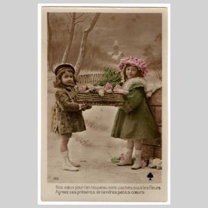 Antieke echte fotokaart - Bloemenmand voor meisjes wintermode - Vintage Franse handgekleurde rppc-wenskaart 1910