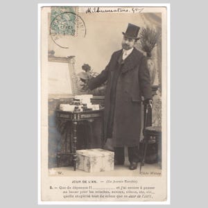 Postal vintage con foto real: un hombre elegante con sombrero de copa y abrigo presenta regalos, retrato de moda. Tarjeta de felicitación francesa antigua de RPPC, ca. 1905.