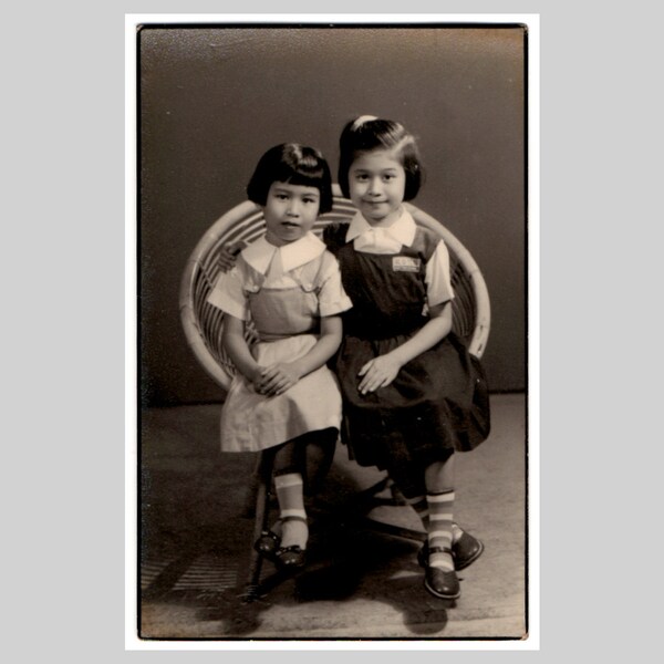 ca 1950 - Cute little girls in retro dress Singapore - Original vintage photo photograph picture snapshot