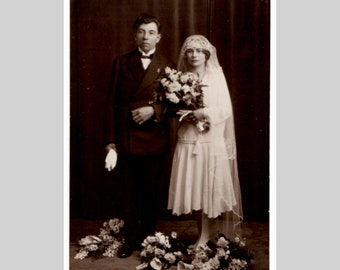 Rppc français - Couple mariage portrait robe costume Colombes art déco - carte postale privée sépia vintage vers 1930