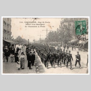 Cartolina d'epoca della seconda guerra mondiale - Soldati francesi in parata in marcia verso la città di Vincennes, Francia - Antica cartolina d'auguri francese del 1915