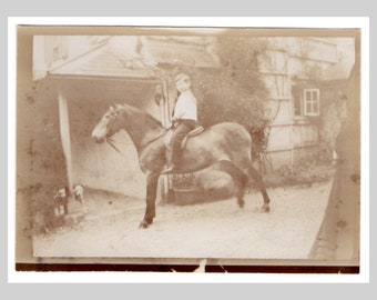 ca 1920 - Jongen rijdt paard - Originele vintage antieke sepia fotofoto momentopname