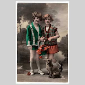 Vintage ansichtkaart honden - Fotokaart jonge meisjes art deco fashion - Antieke handgekleurde rppc-wenskaart 1933