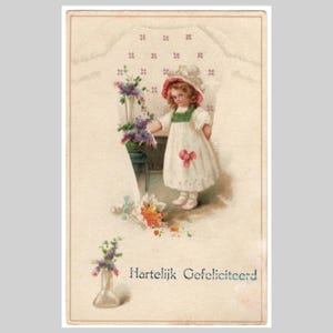 Cartolina illustrata d'epoca - Bambina con fiori, abito bianco e cappello, litografia - Biglietto d'auguri antico del 1913