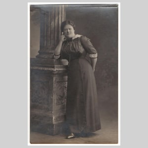 Edwardiańska dama prawdziwa pocztówka ze zdjęciem - Modna kobieta portret studyjny moda - Antyczna belgijska rppc prywatna kartka z pozdrowieniami 1915