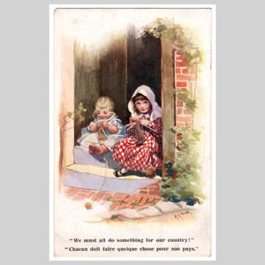 Cartolina d'epoca della prima guerra mondiale - Bambine che lavorano a maglia, propaganda inglese - Biglietto d'auguri illustrato antico 1915