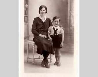 Antike französische Fotopostkarte – Mutter-Sohn-Porträt im Art-déco-Stil – Vintage-Privatfotopostkarte, ca. 1935
