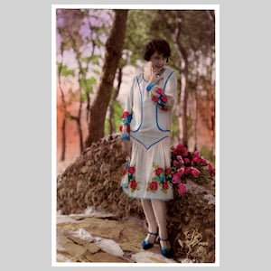Postal de moda vintage con foto real - Mujer, dama y niña glamurosa coloreada a mano - Tarjeta de felicitación art déco francesa antigua de 1930