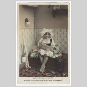 Carte postale ancienne avec photo réelle - Femme fille lit le journal sur les toilettes - RPPC français édouardien inutilisé vers 1905