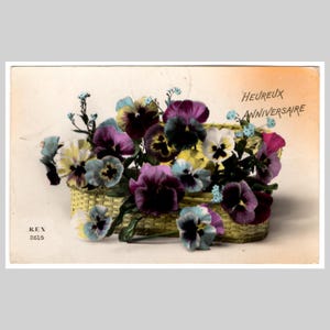 Vintage Stillleben Postkarte - Stiefmütterchen Weidenkorb Art Deco handkolorierte Blumen floral - Antike französische rpPC ca 1925