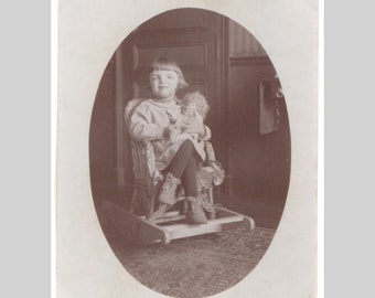Vers 1930 - Petite fille avec une poupée, portrait de maladie génétique du syndrome de Down - Instantané original de photographie de photo sépia vintage, Français * 1