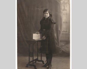 Postal fotográfica privada francesa antigua - Retrato art déco de una joven adolescente - Postal fotográfica privada vintage ca. 1925