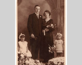 Antieke rppc - Paar bruiloft huwelijk bloemmeisjes portret jurk pak art deco mode - Vintage sepia privéfoto ansichtkaart ca 1930
