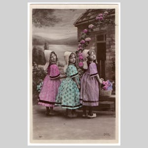Edwardiaanse ansichtkaart voor kleine meisjes met echte foto - Kinderen gekleed in volkskleren - Antieke Franse rppc-wenskaart ca 1910