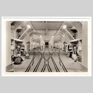 Cartolina d'epoca di una nave - Ponte auto del traghetto 'Deutschland' - Antica cartolina d'auguri marittima tedesca rppc ca 1960
