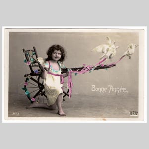 ヴィンテージのクリスマス実写ポストカード - 天使、ケルビム、鳩、カート、新年 - アンティーク未使用、フランス製 rppc グリーティングカード、1910 年頃
