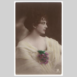 Antieke jongedame echte foto ansichtkaart - Mooie vrouw meisje handgekleurd portret glamour - Vintage rppc-wenskaart ca 1915