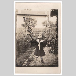 Antik ppc - Kleines Mädchen spielt mit Diavolo Spielzeug - Vintage französische private Foto Postkarte 1908