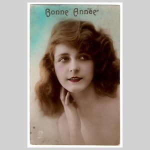 Postal vintage con foto real de una chica francesa - Mujer glamurosa, coloreada a mano - Tarjeta de felicitación art déco antigua (RPPC) ca. 1925