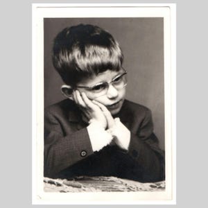 ca 1950 - Retrato de un niño pequeño con gafas - Fotografía vintage original, fotografía, instantánea