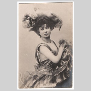 Cartão postal antigo da atriz Srta. Berny French com foto real - Moda teatral glamourosa da Belle Époque - Cartão comemorativo eduardiano RPPC vintage, por volta de 1900