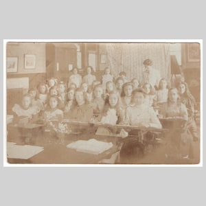 Foto de classe rppc - Escola só para meninas, sala de aula, alunas, sépia - Cartão postal vintage com foto particular, ca. 1910