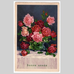 Postal vintage de rosas: rosas rojas en un cuenco con flores pintadas. Tarjeta de felicitación floral antigua de 1935.