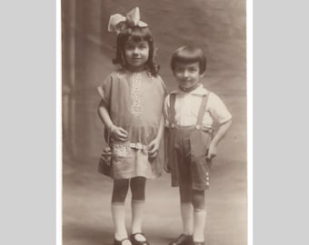 Art deco rpPC - Kinder Junge Mädchen Bruder Schwester Geschwister 20er Jahre Mode Schleife Bob niedlich - Vintage Französisch Sepia private Foto Postkarte ca 1925