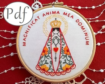 pdf traditioneel borduurpatroon - Maagd Maria - Magnificat Anima Mea Dominum (Mijn ziel maakt de Heer groot) - christelijk borduurwerk
