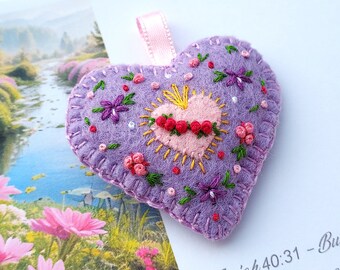 Heart badge with hand embroidereded Immaculate heart of Mary and daisies. detente - Catholic crib medal - Christian home decor - Ex voto