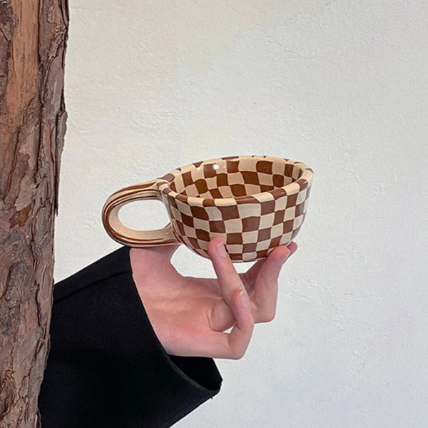 Tasse en céramique à damier d’échiquier/ Tasse à expresso à café/ Vérificateur / Ustensiles de cuisine contemporains élégants présents/ Idée cadeau unique/ Minimaliste