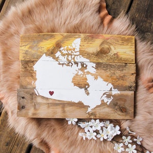 Panneau de carte du Canada / Art du bois de palette de récupération peint à la main / Emplacement(s) personnalisé(s) coeur / Contour du Canada cadeau de pendaison de crémaillère
