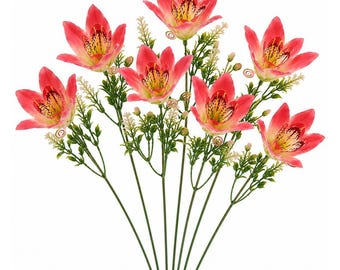 Puede incluir: Un ramo de siete flores de lirio artificiales con pétalos de color rosa coral vibrante, con centros moteados de color granate oscuro y gargantas amarillas. Los tallos son delgados y verdes, con pequeñas hojas verdes y ramitas beige.