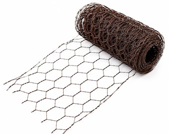 Könnte beinhalten: Eine Rolle dunkelbrauner Maschendraht mit einem gleichmäßigen hexagonalen Gittermuster. Der Draht ist an einem Ende fest aufgerollt, während das andere Ende ausgerollt ist, um die offene, sich wiederholende geometrische Struktur zu zeigen.