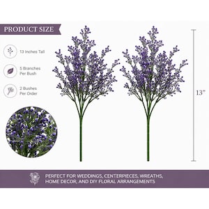 Puede incluir: Dos arbustos de bayas artificiales de color morado, cada uno de 33 cm de altura con 5 ramas. Los tallos son verdes y los racimos presentan peque&ntilde;as bayas redondas de color morado. Un recuadro circular muestra un primer plano.