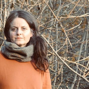 Sombras de otoño: un generoso abrigo unisex en lanas color carbón, verde, dorado y óxido.