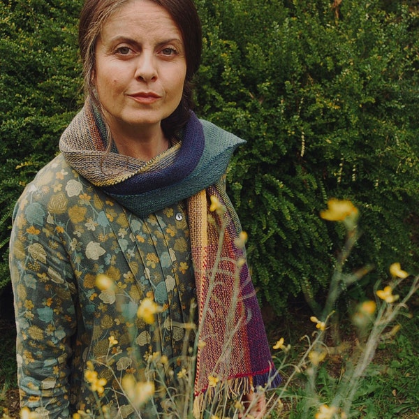 Bee Garden : écharpe dégradée tissée à la main en laine d'agneau mérinos jaune, rose, verte et violette