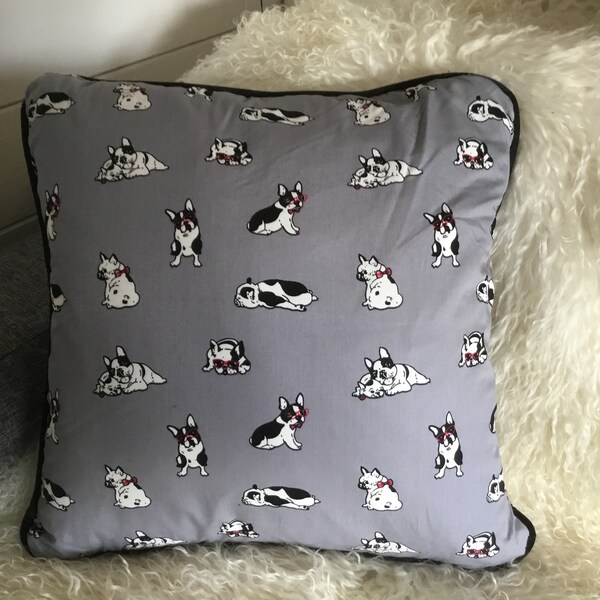 Français coussin bulldog 18 » sq Housse d’oreiller frenchie - tissu coton gris avec chiens noirs / blancs et garniture noire - cadeau amoureux des chiens