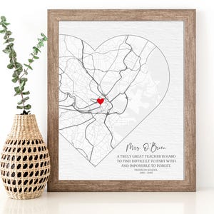 Puede incluir: Una impresi&oacute;n enmarcada con un mapa en forma de coraz&oacute;n de una ciudad. El mapa est&aacute; en blanco y negro con un coraz&oacute;n rojo en el centro. El texto debajo del mapa dice "Un gran maestro es dif&iacute;cil de encontrar, dif&iacute;cil de dejar y imposible de olvidar." El texto tambi&eacute;n incluye "Mrs. O'Brien" y "Franklin School 1992-2009".