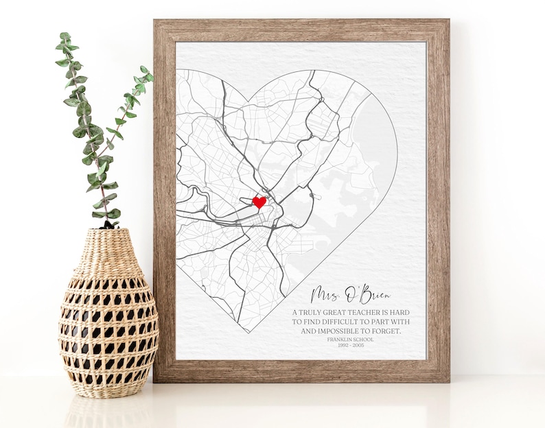 Puede incluir: Una impresi&oacute;n enmarcada con un mapa en forma de coraz&oacute;n de una ciudad. El mapa est&aacute; en blanco y negro con un coraz&oacute;n rojo en el centro. El texto debajo del mapa dice "Un gran maestro es dif&iacute;cil de encontrar, dif&iacute;cil de dejar y imposible de olvidar." El texto tambi&eacute;n incluye "Mrs. O'Brien" y "Franklin School 1992-2009".