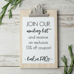 Może przedstawiać: Drewniana deska do pisania z białym papierem z napisem "JOIN OUR mailing list and receive an exclusive 15% off coupon!" z tekstem "- link in FAQs-". Deska do pisania jest trzymana przez srebrny klips. Gałązki rozmarynu u g&oacute;ry i u dołu.