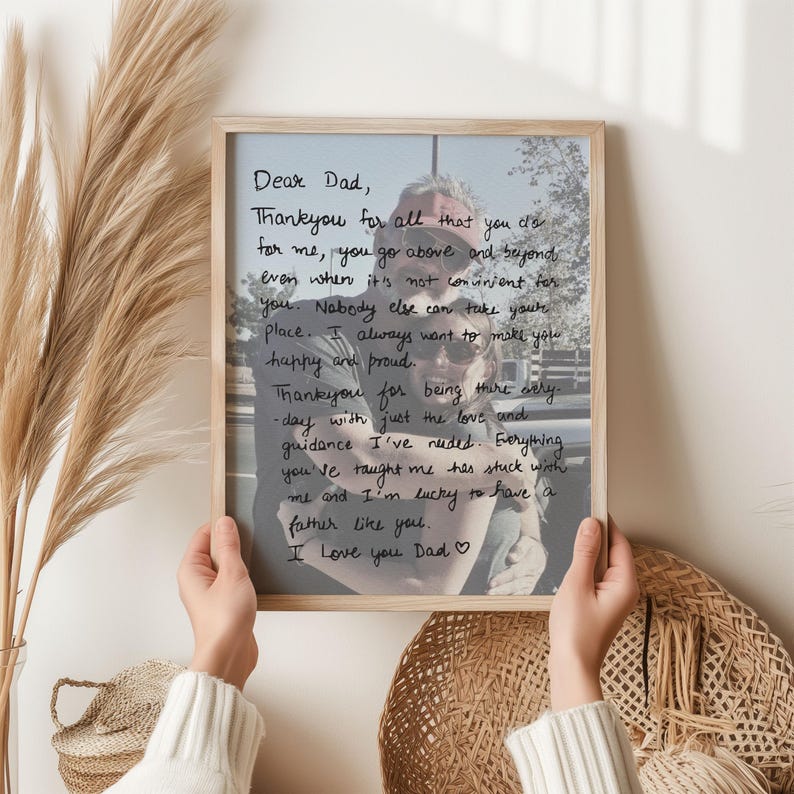 Puede incluir: Un marco de madera rectangular que contiene una fotograf&iacute;a superpuesta con texto negro escrito a mano que dice: Dear Dad, Thankyou for all that you do for me, you go above and beyond even when it's not convenient for you. I love you Dad.