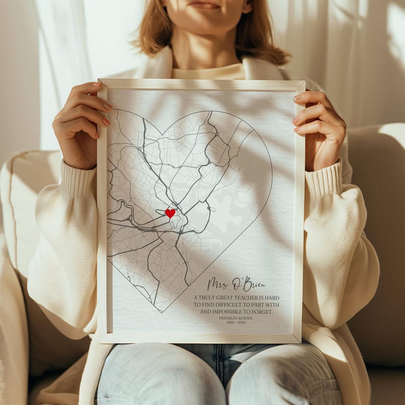 Puede incluir: Una impresi&oacute;n enmarcada con un mapa en forma de coraz&oacute;n y el texto "Un gran maestro es dif&iacute;cil de encontrar, dif&iacute;cil de dejar y imposible de olvidar." El texto tambi&eacute;n incluye "Miss O'Brien" y "Franklin School 1997-2005".