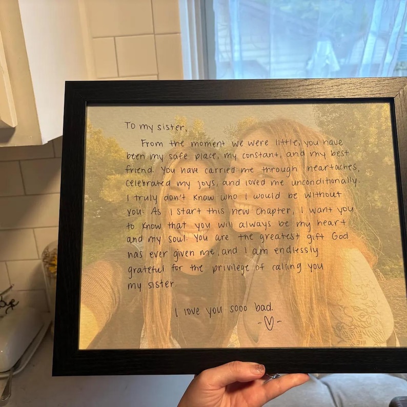 Puede incluir: Un marco rectangular negro que contiene una fotograf&iacute;a impresa de dos personas con una carta superpuesta en texto negro. La carta comienza con 'To my sister,' y expresa una profunda gratitud, terminando con 'I love you sooo bad.' y un s&iacute;mbolo de coraz&oacute;n.