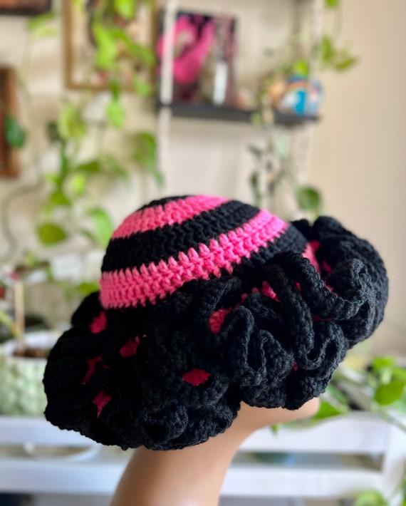 Fendi Black Crochet Bucket Hat with Pink Trim Fendi | Accessories | Fendi Ff Logo Handwoven Raffia Bucket  main image 3